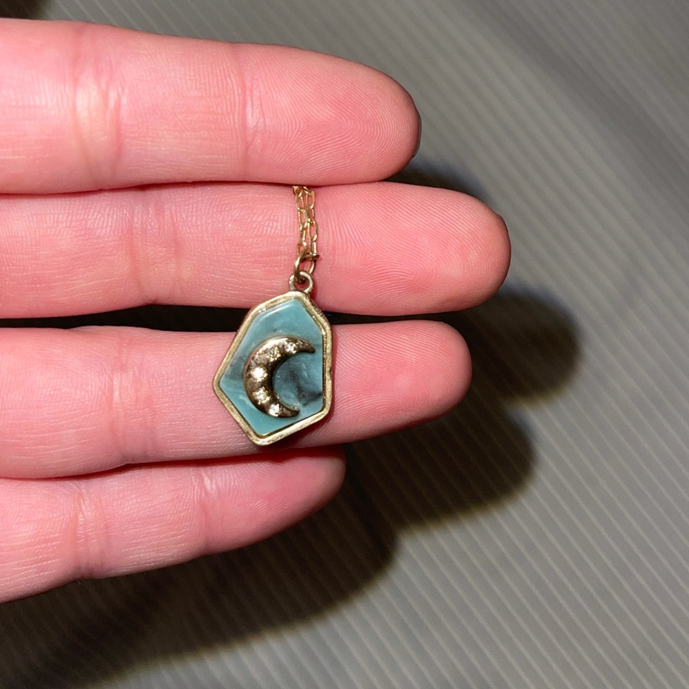 Medium length turquoise necklace